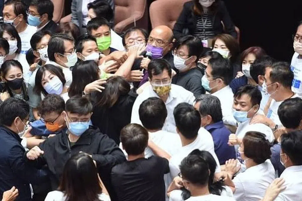 台蓝绿立委立法会上肉搏 苏贞昌遭泼水