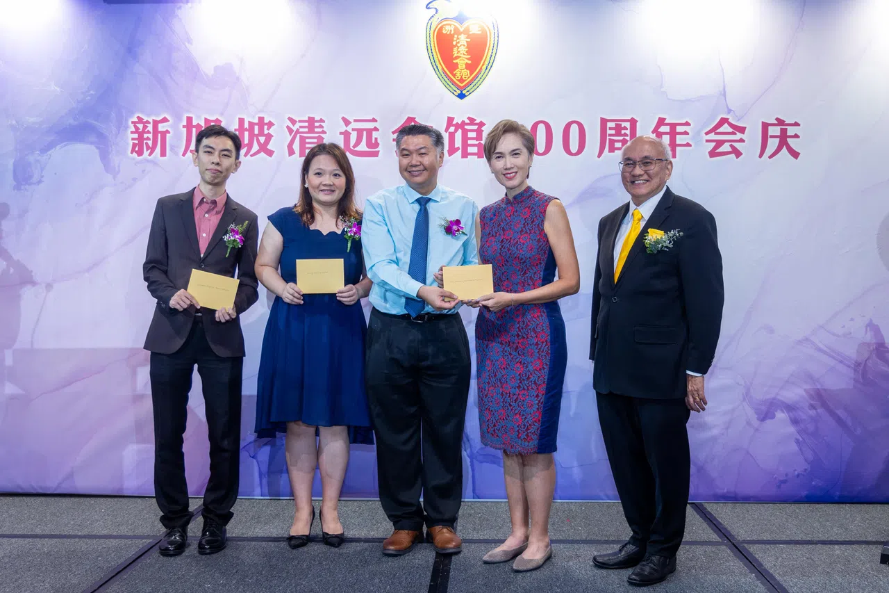 同济医院副资讯主任陈泉铭（左起）、广惠肇留医院企业与社区联系助理经理王可欣和VIVA儿童癌症基金总裁王豪，从数码发展及新闻部长兼内政部第二部长杨莉明（右二）手中接过清远会馆的捐款。右一是清远会馆主席朱建全。（吴先邦摄）