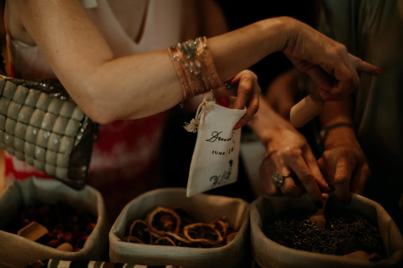 设计“DIY香氛吧”是吴梓萁的点子，作为婚宴开始前的娱兴节目，宾客也喜欢这动手制作婚礼纪念品的概念。（受访者提供，Kompactfaen摄）