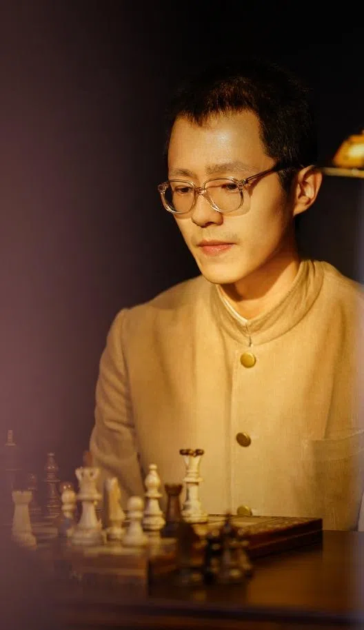 刘昊然说，外形上的转变有助他更快进入角色状态，也是对角色的一种尊重和负责。（取自电影《解密》官方微博）