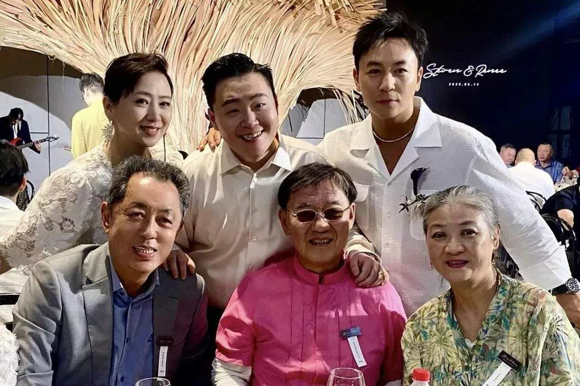 朱延平（前排左）晒出与李立群（前排中）、翁虹（后排左起）、郝劭文及释小龙的合照。（互联网）