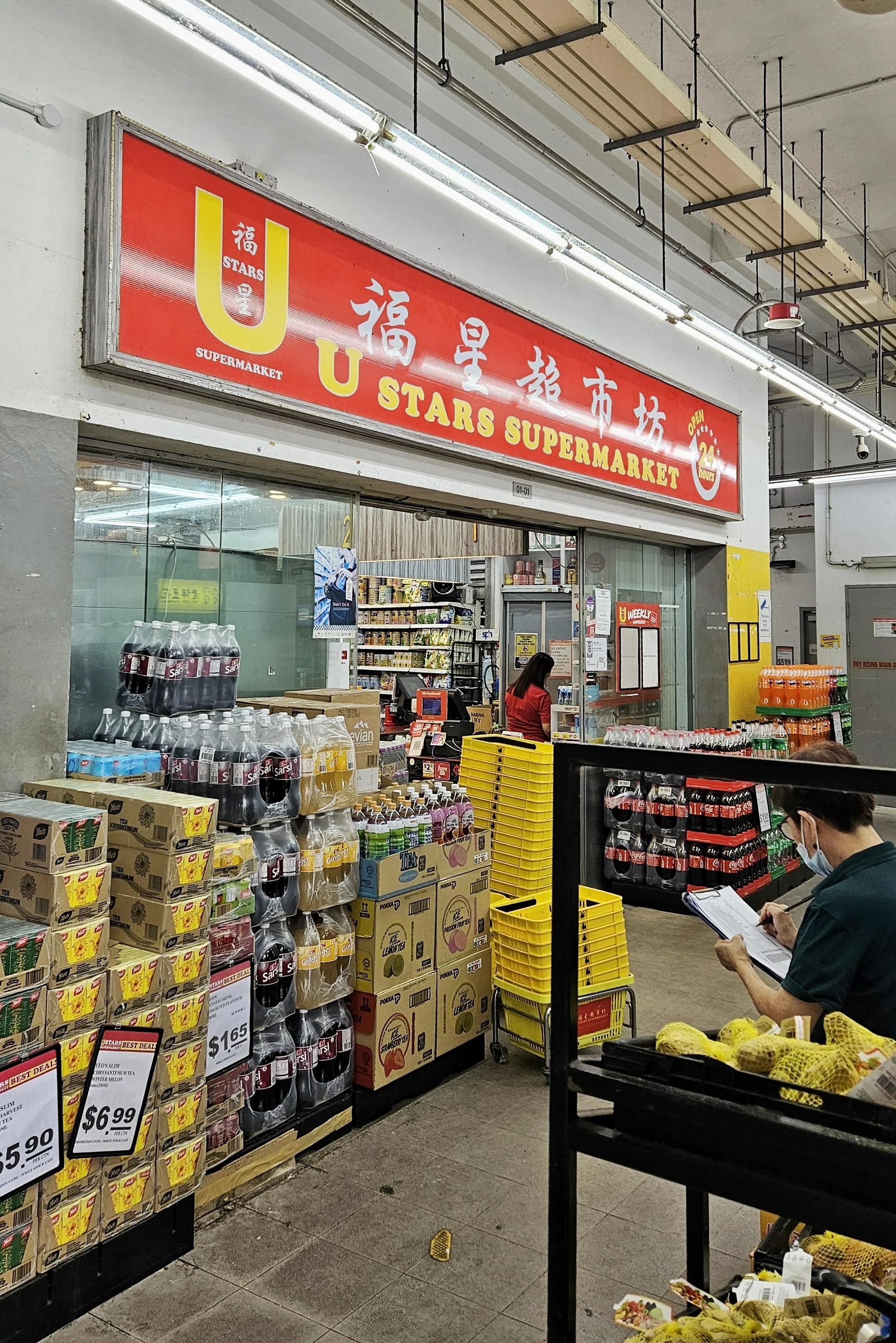 被告走进迷你超市，告诉收银员他偷了一瓶绿茶。对方称只要他把绿茶归还就不报警。（档案照片）