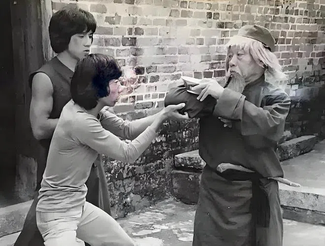 袁和平（中）指导袁小田（右）和成龙演戏。（互联网）