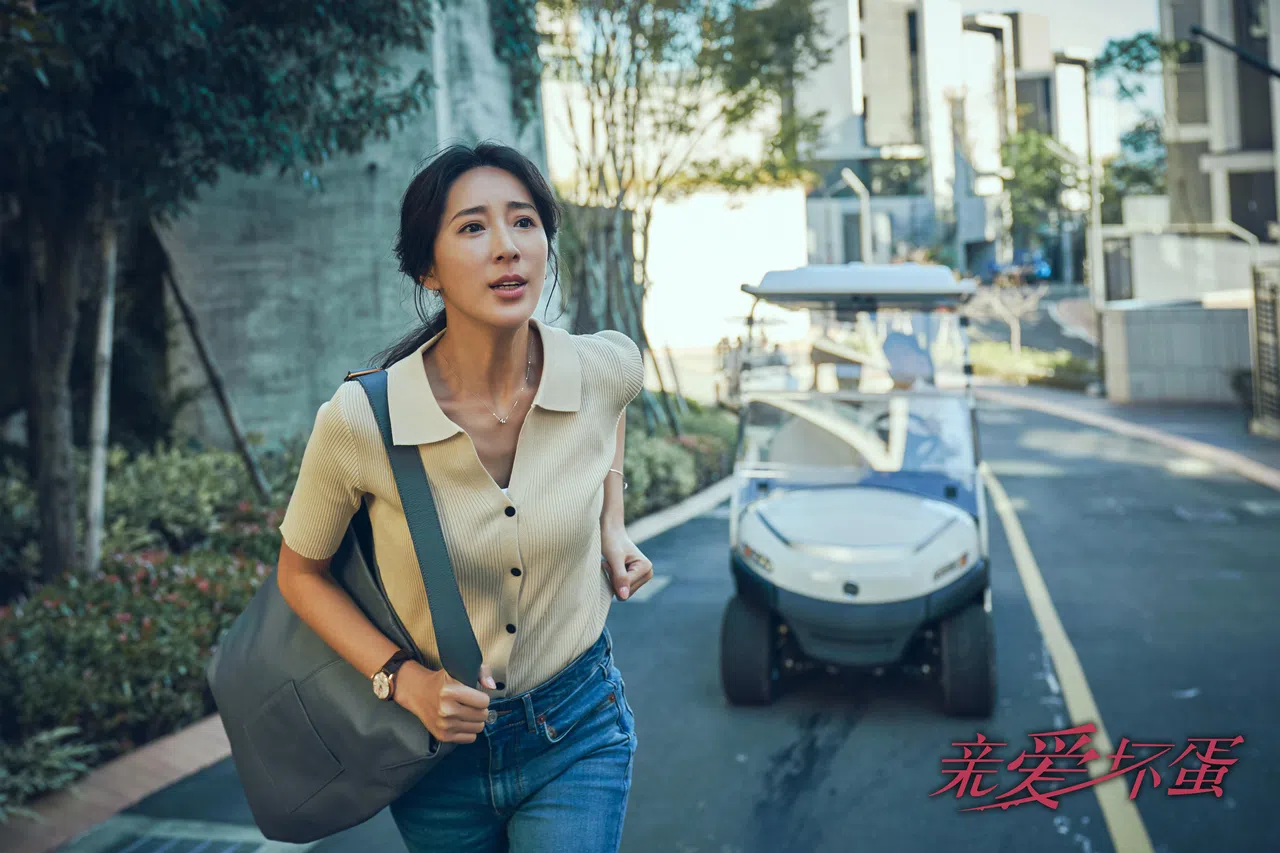 《亲爱坏蛋》中，隋棠从平凡家庭的人妻人母，摇身变为上流社会的贵妇。（Viu提供）