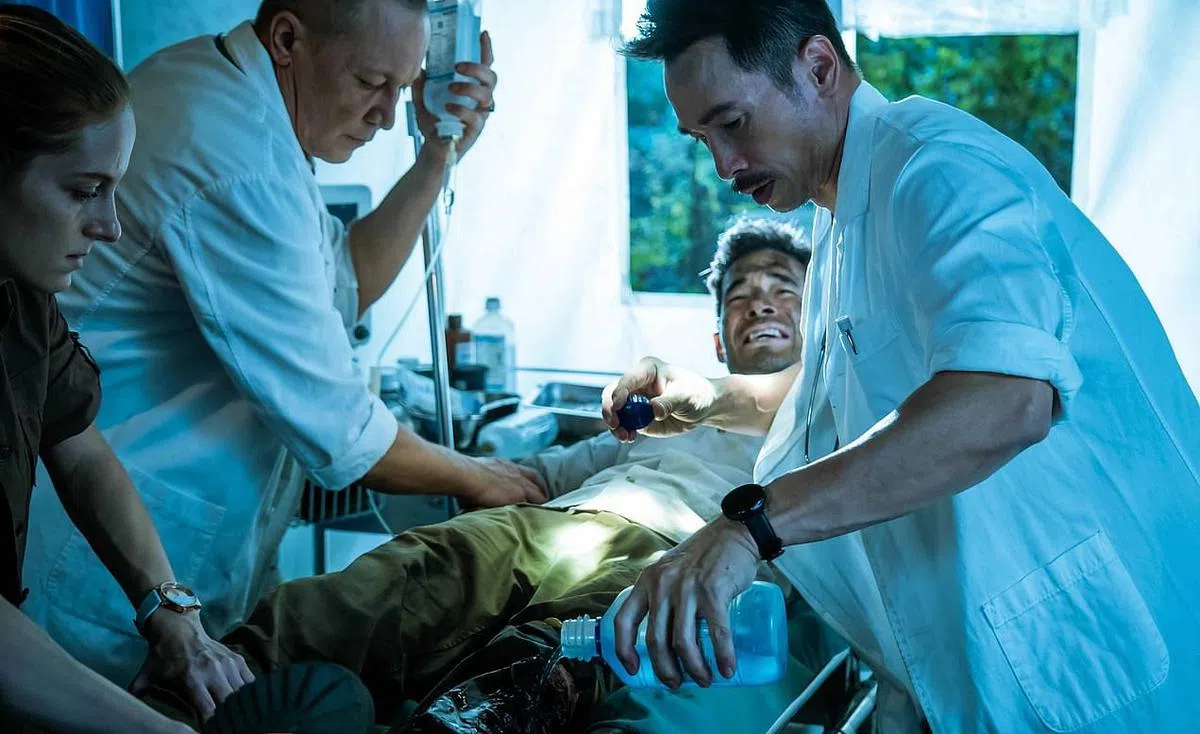 陈豪（右）饰演医术高超的急诊室医生。