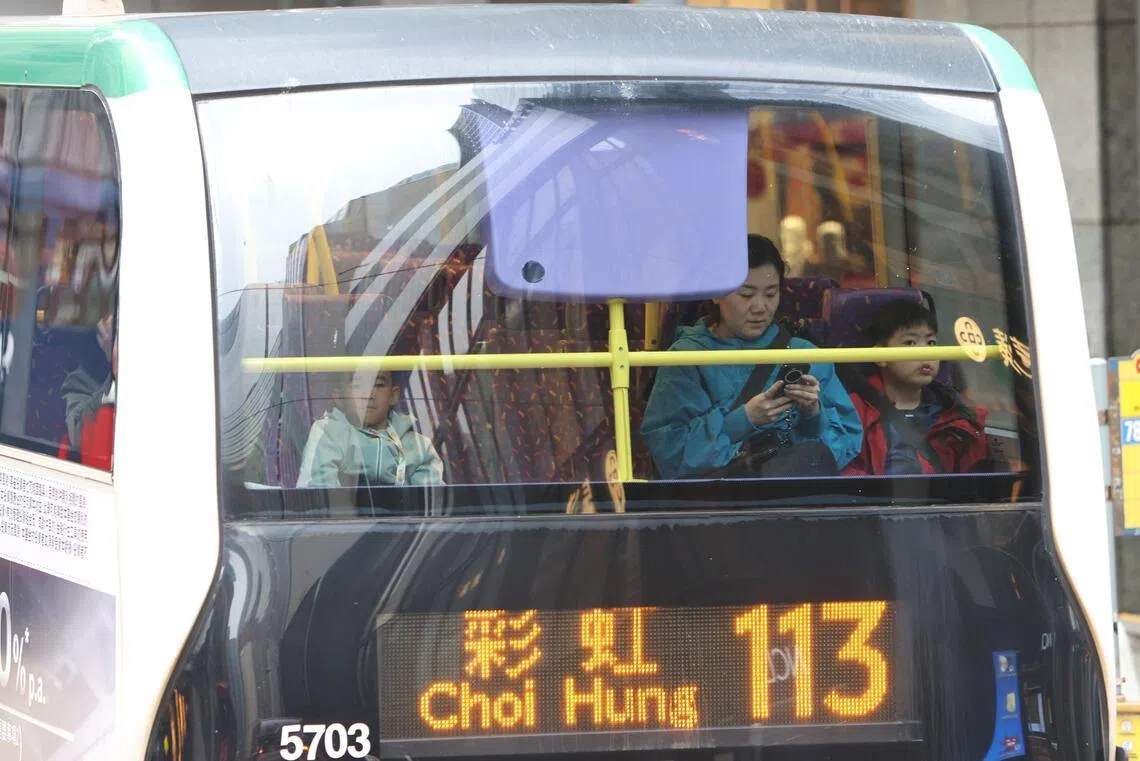 香港巴士安全带新法暂缓 立法会被质疑把关不力