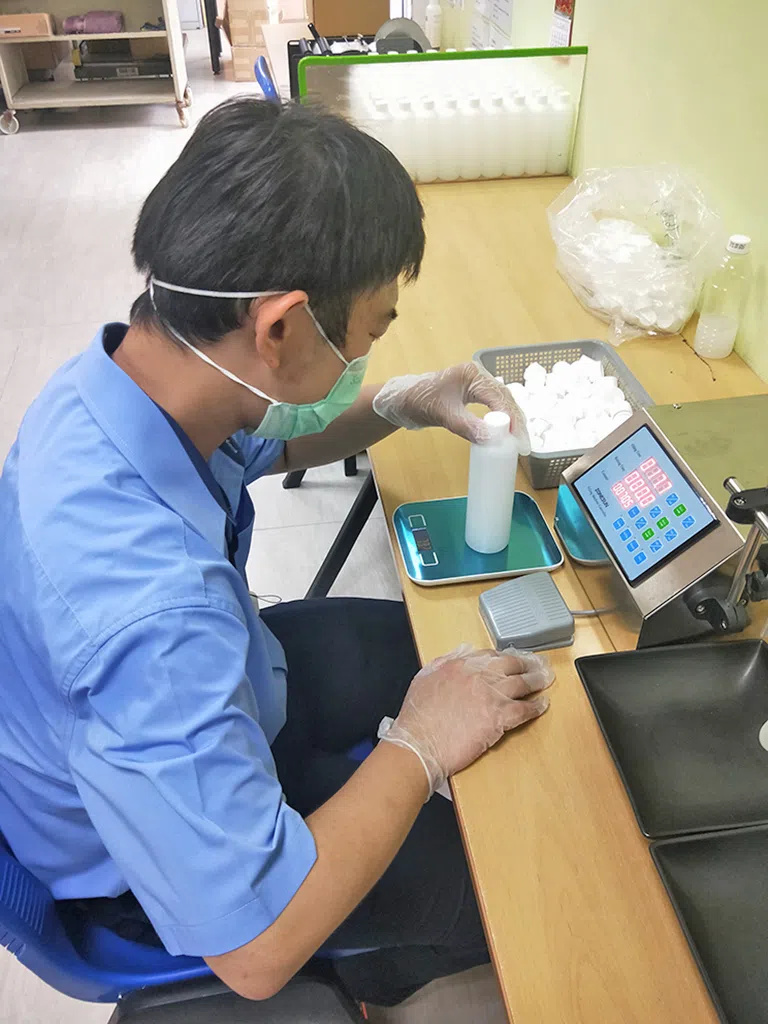 必合制造的清洁剂都由特别需求者协会成人中心的受益人装瓶和贴上标签。（图/必合提供）