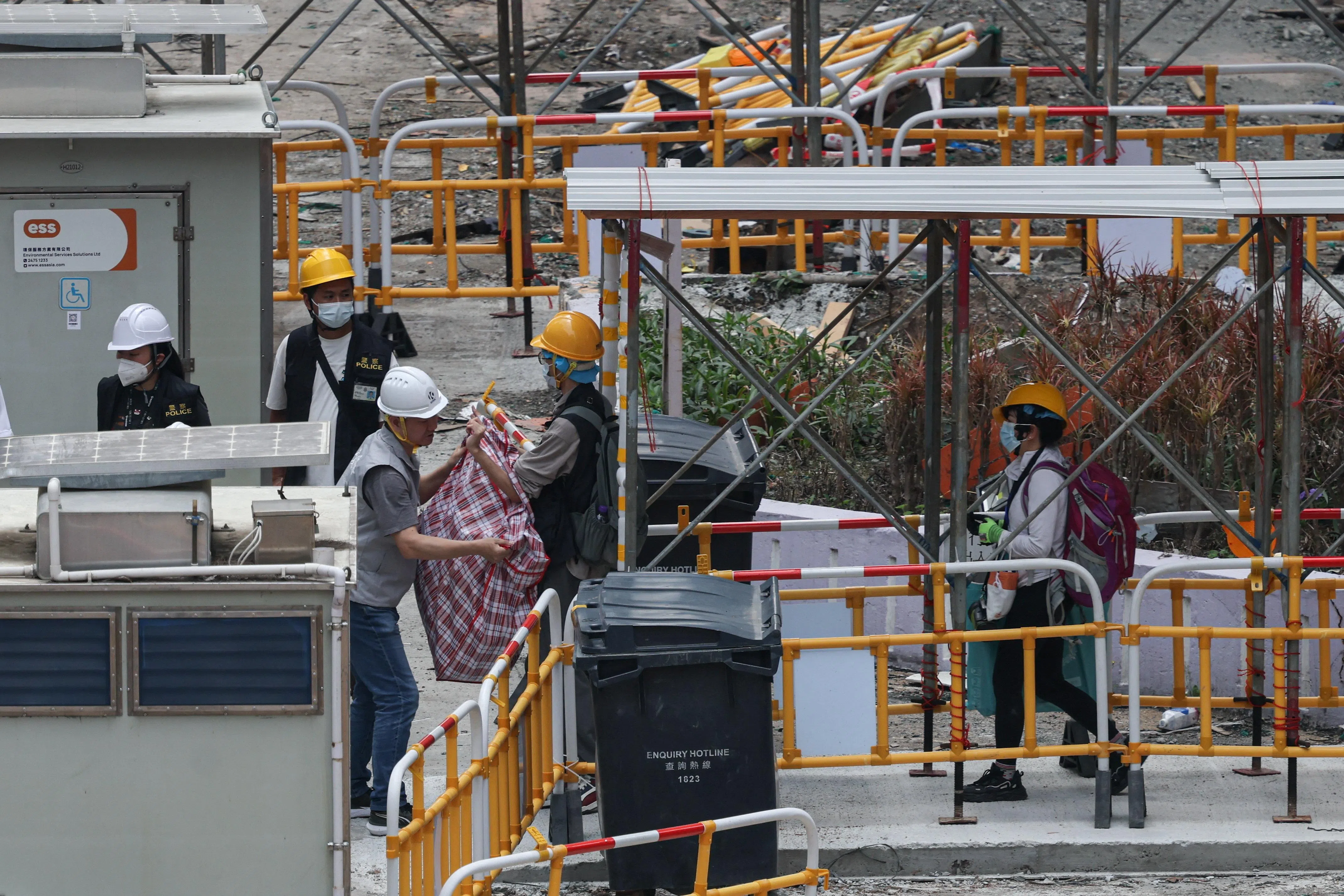 香港宏福苑一些居民星期一（4月20日）返回住所收拾取回物件。（路透社）