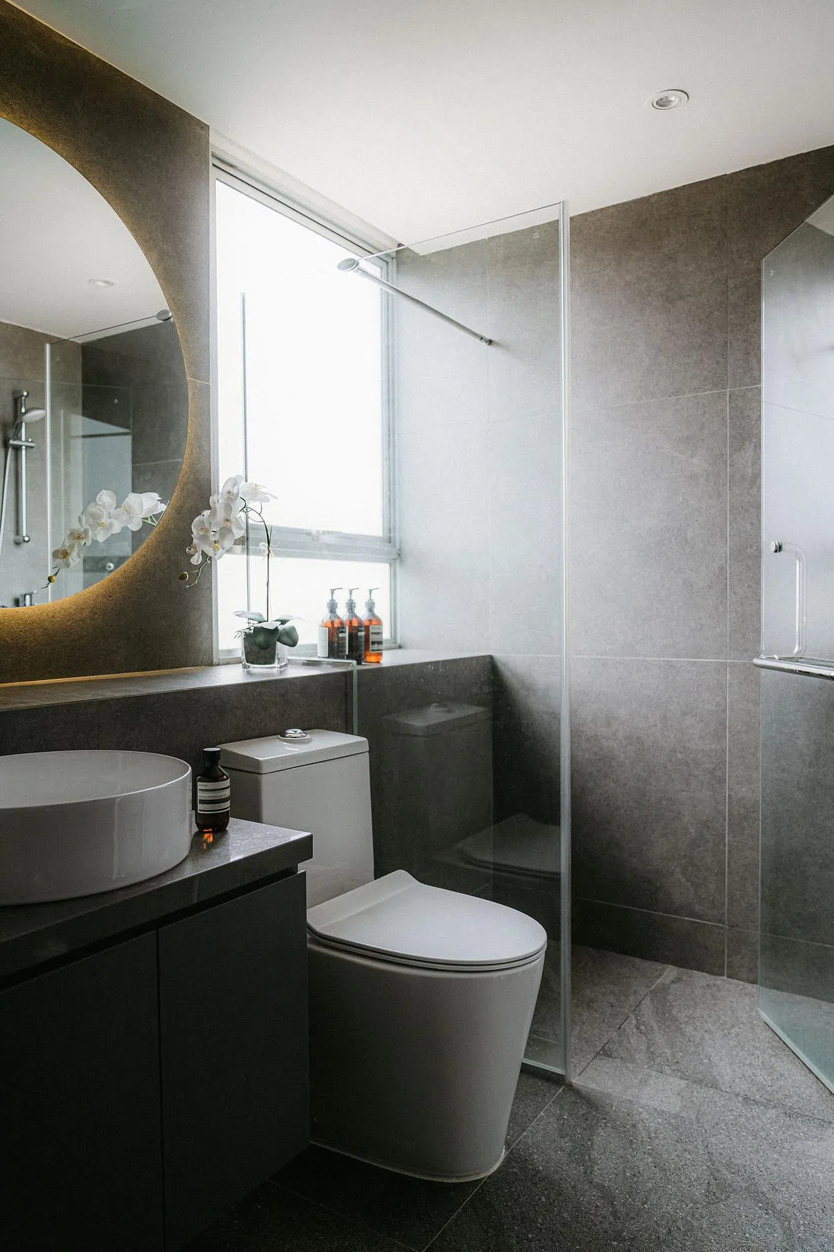 深灰的卫浴间给人进入洞穴的安全感。