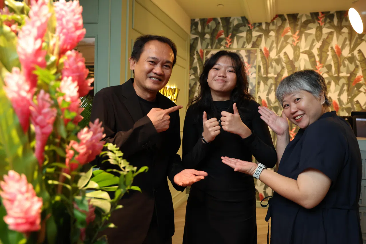 诗萱的父亲拉马散和母亲许勉之为女儿获得今年的“狮展雄心”海外奖学金感到骄傲。（梁麒麟摄）