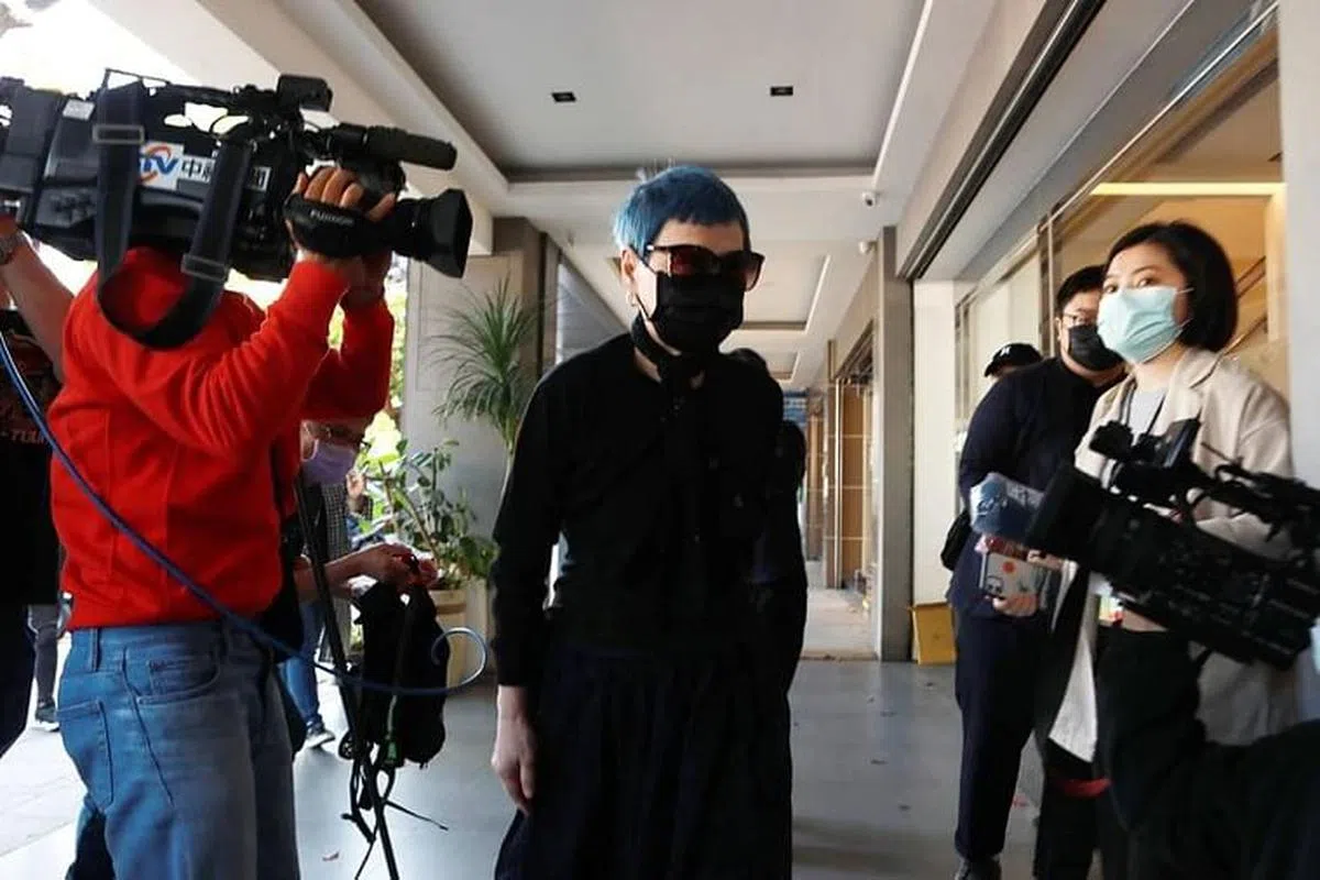 张小燕独自前来吊唁，抵达后快步走进葬仪社。（互联网） 