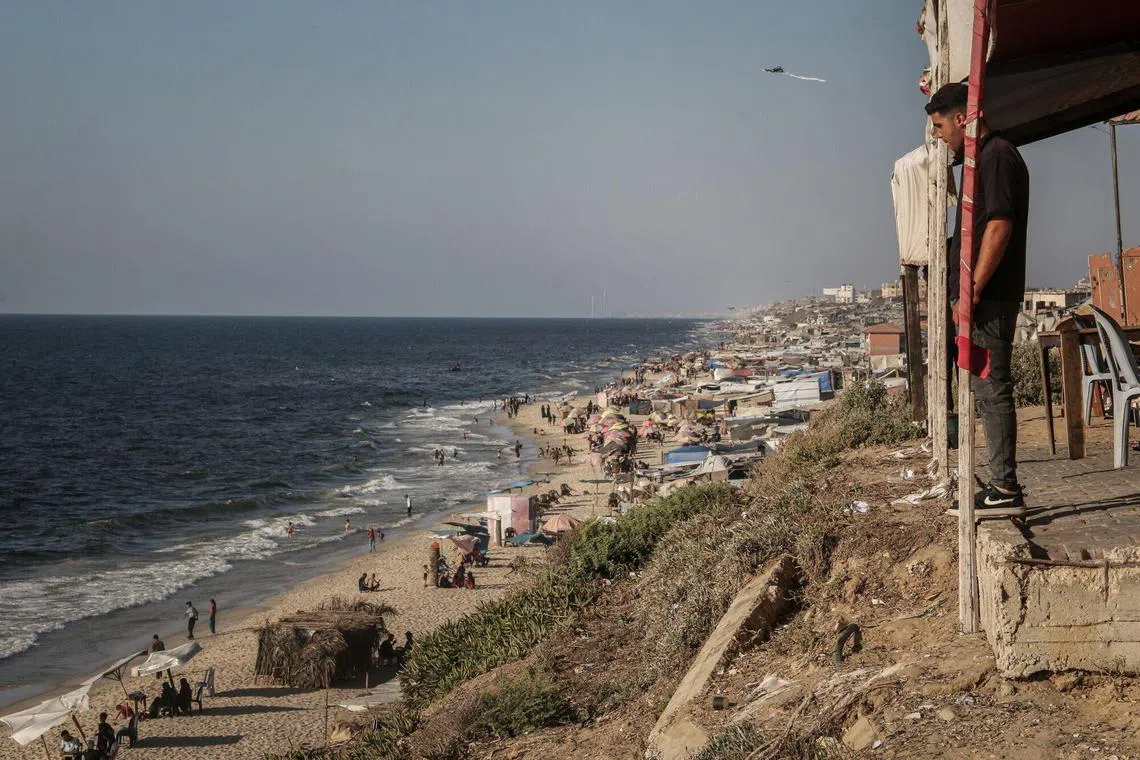 8月15日的照片显示，流离失所的巴勒斯坦人在加沙地带中部代尔巴拉赫（Deir al-Balah）附近海滩上搭建起临时帐篷。（彭博社）