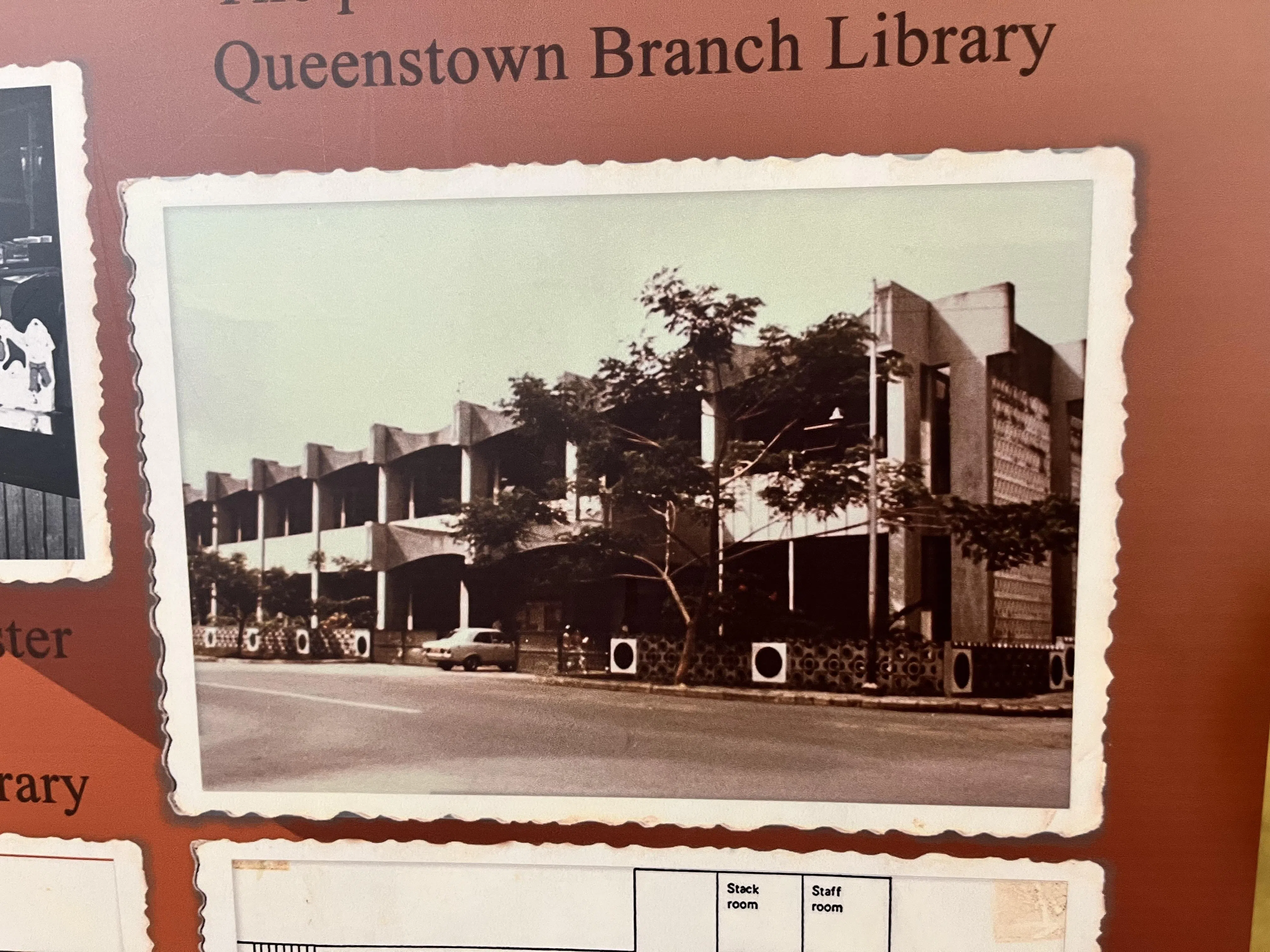 走进女皇镇图书馆，可以看到许多珍贵的旧照片，了解图书馆的历史。（陈映蓁摄）