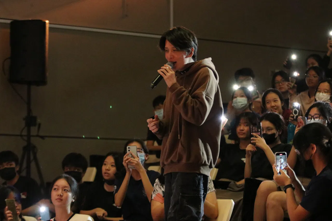 饶梓杰倾情演唱，也邀请学生一起合唱。（淡滨尼美廉初级学院提供）