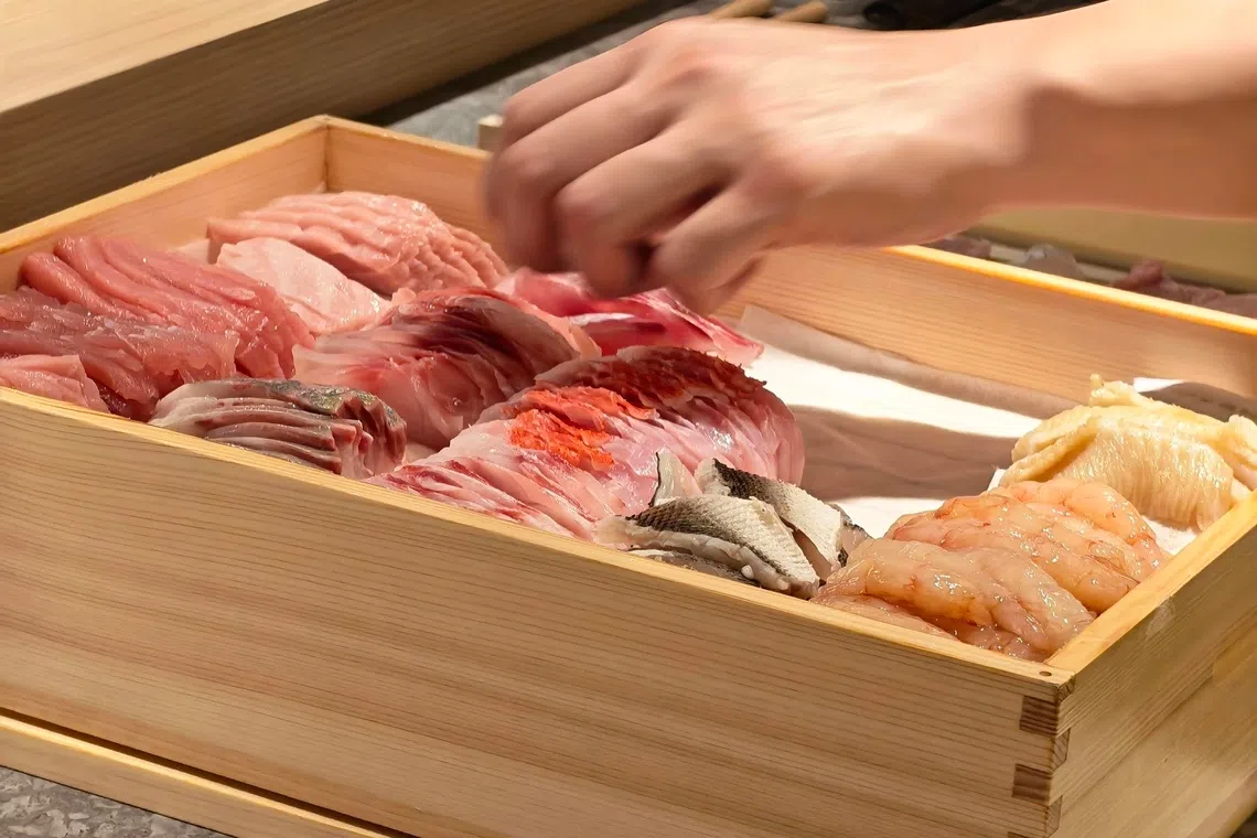 师傅以每周空运而至的新鲜海鲜做成贯寿司。（餐馆提供）