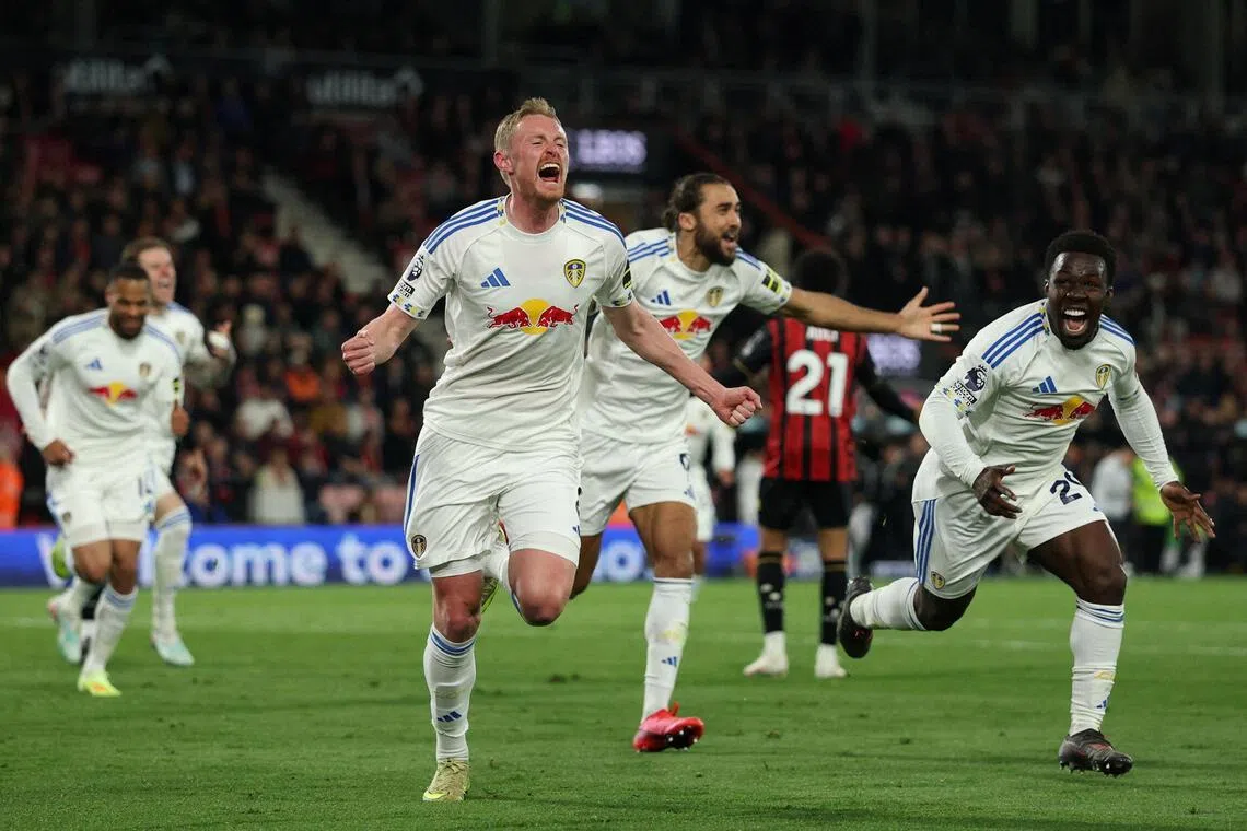 利兹中场朗斯塔夫（右三）为球队攻入绝平球后兴奋庆祝（路透社）