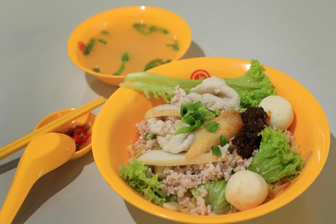 松兴鱼圆肉脞面分量十足，想吃鱼圆，尽早排队。（何炳耀摄）