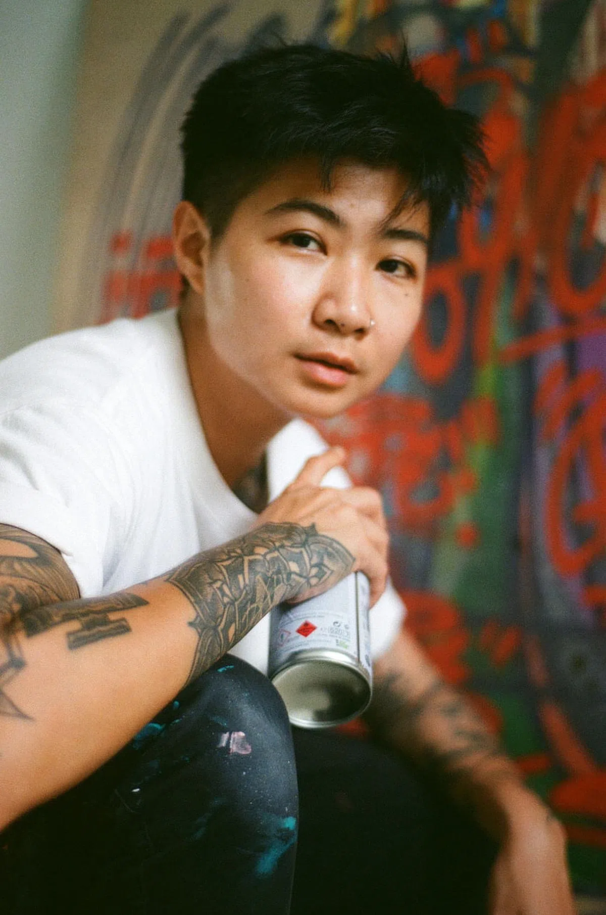 罗心晖用贴纸在公共空间创作，被媒体称为“贴纸女孩”。（艺术家提供）