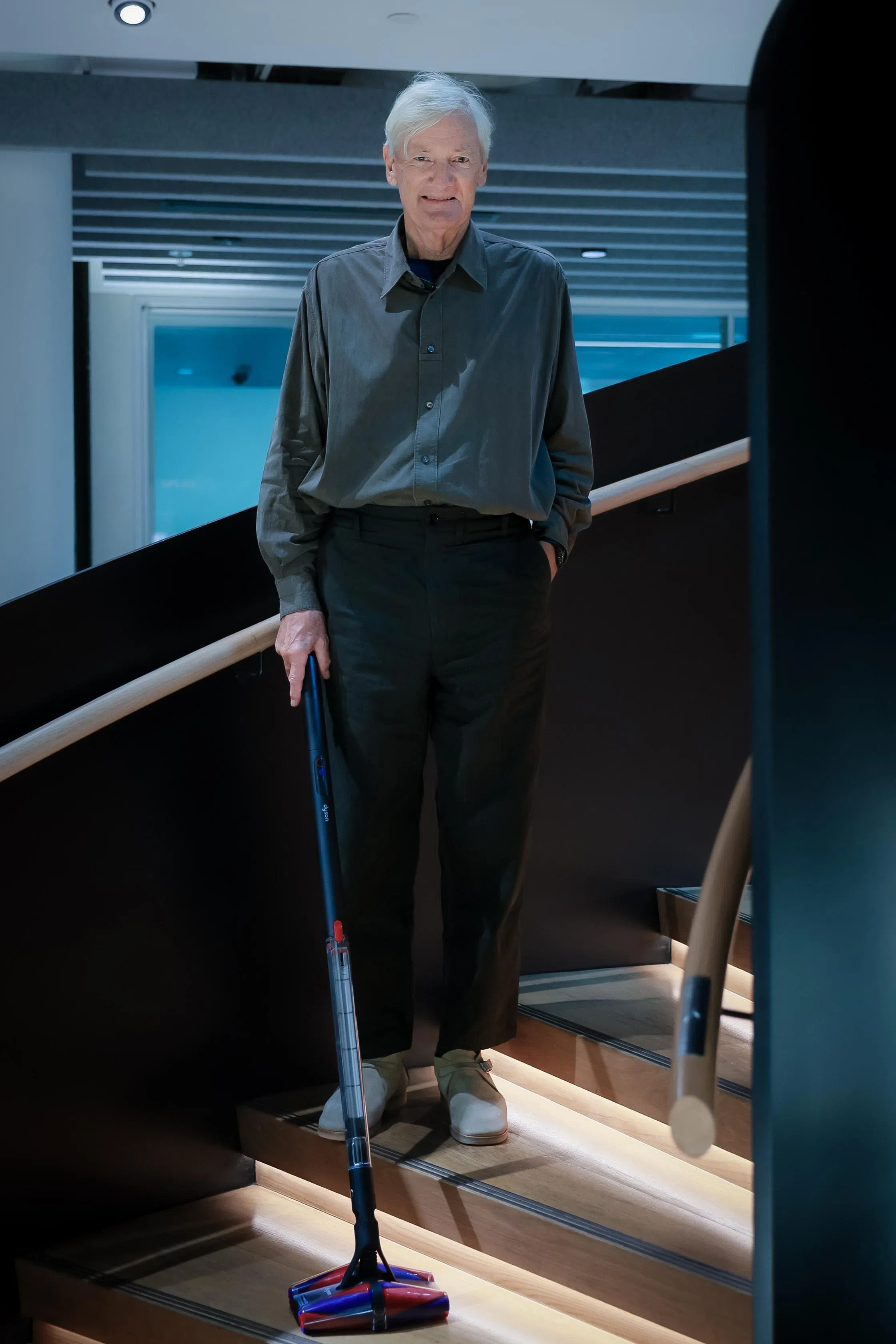 PencilVac是戴森历来最小的吸尘机，纤巧机身宛如铅笔。（海峡时报图片）