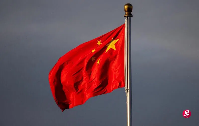 美国财长贝森特4月14日发出指控称，中国在中东战争期间囤油、限制商品出口，是“不可靠的全球合作伙伴”。图为摄于去年11月20日在北京的一面中国国旗。 （路透社档案照）