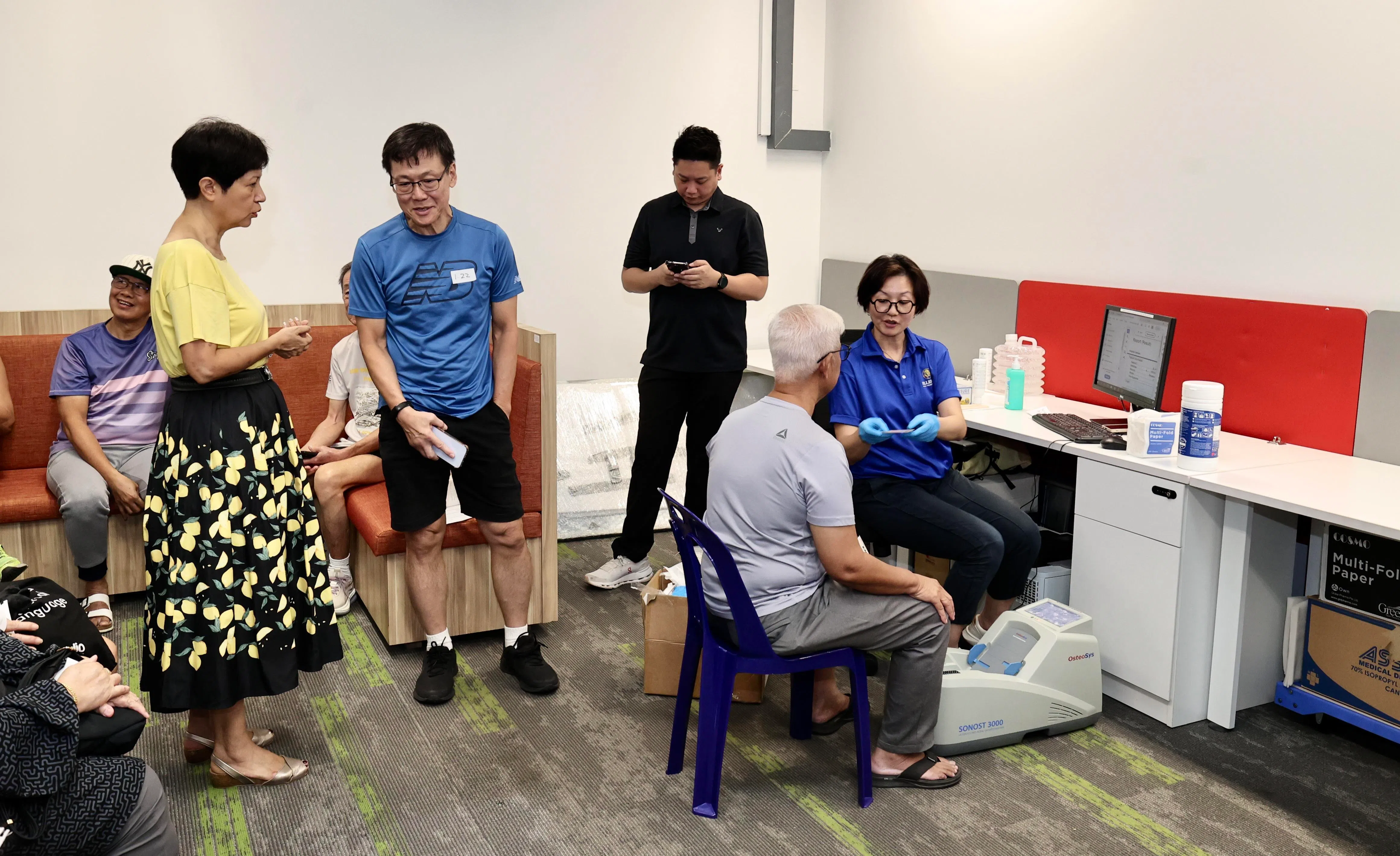 9月20日，在白沙伊莱雅民众俱乐部举办的健康嘉年华上，白沙—樟宜集选区议员、总理公署部长兼财政部及国家发展部第二部长英兰妮（左一站立者），向活动参与者了解情况。（周国威摄）