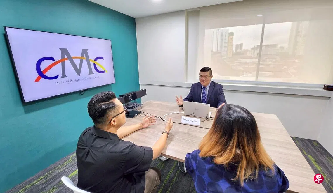 涉及纠纷的邻居在接到调解指示后，必须参与社区调解中心主持的调解。双方若达成和解，和解协议可注册为邻里纠纷审裁庭庭令。 （社区调解中心提供）