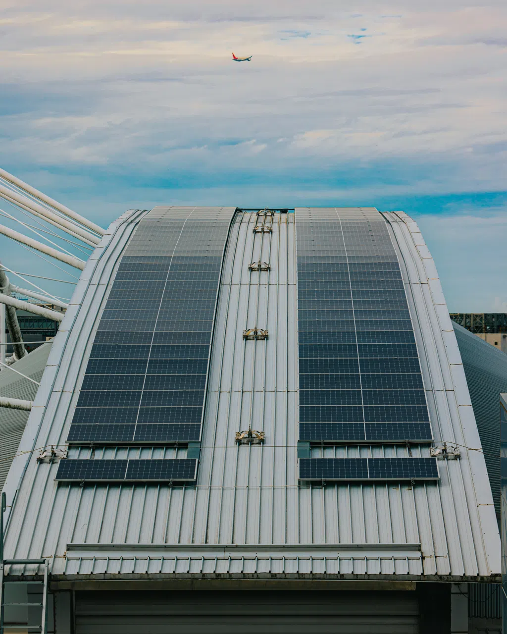 据估算，新加坡博览中心目前最大的太阳能装机容量为16至17兆峰瓦。（新加坡博览中心提供）