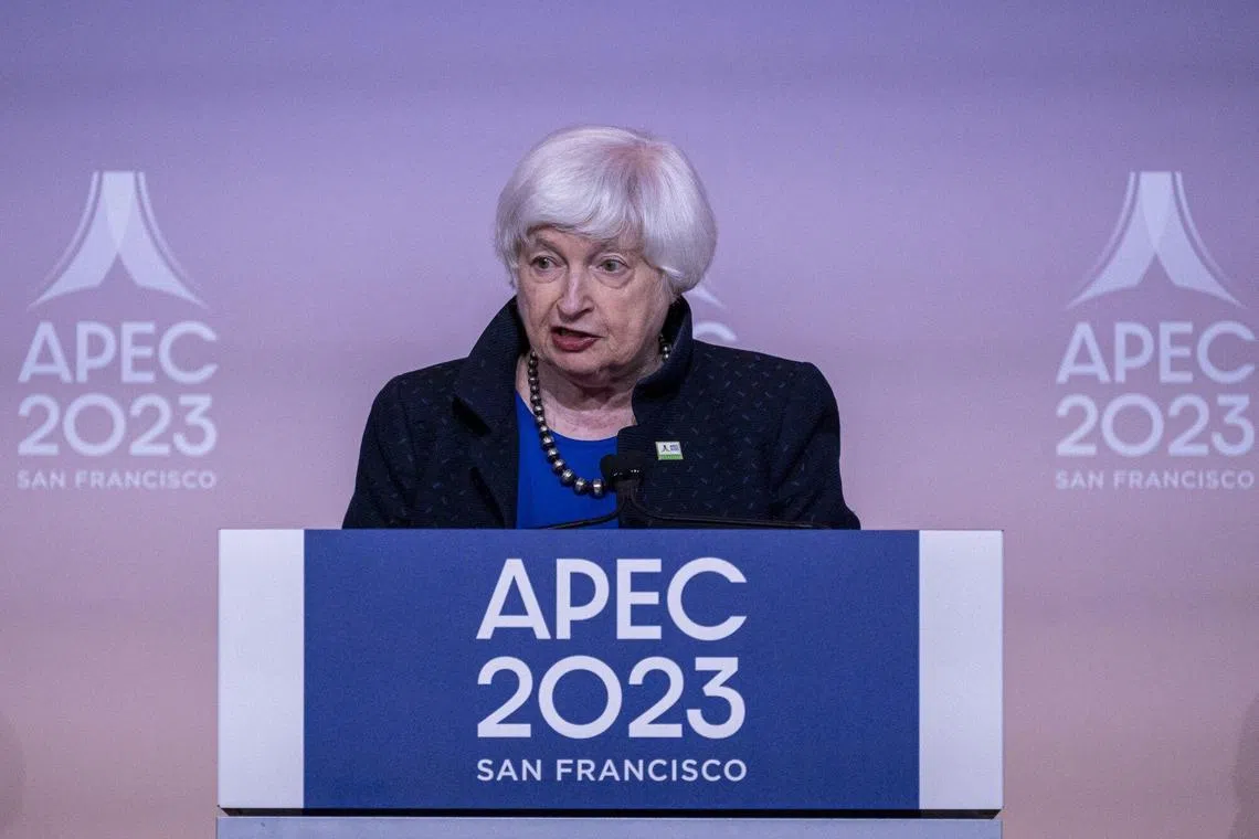 美国财长耶伦说，中国大陆希望通过和平方式实现与台湾统一的目标。照片为耶伦于11月13日在旧金山出席亚太经济合作组织财长会议后在新闻发布会上讲话。（彭博社）