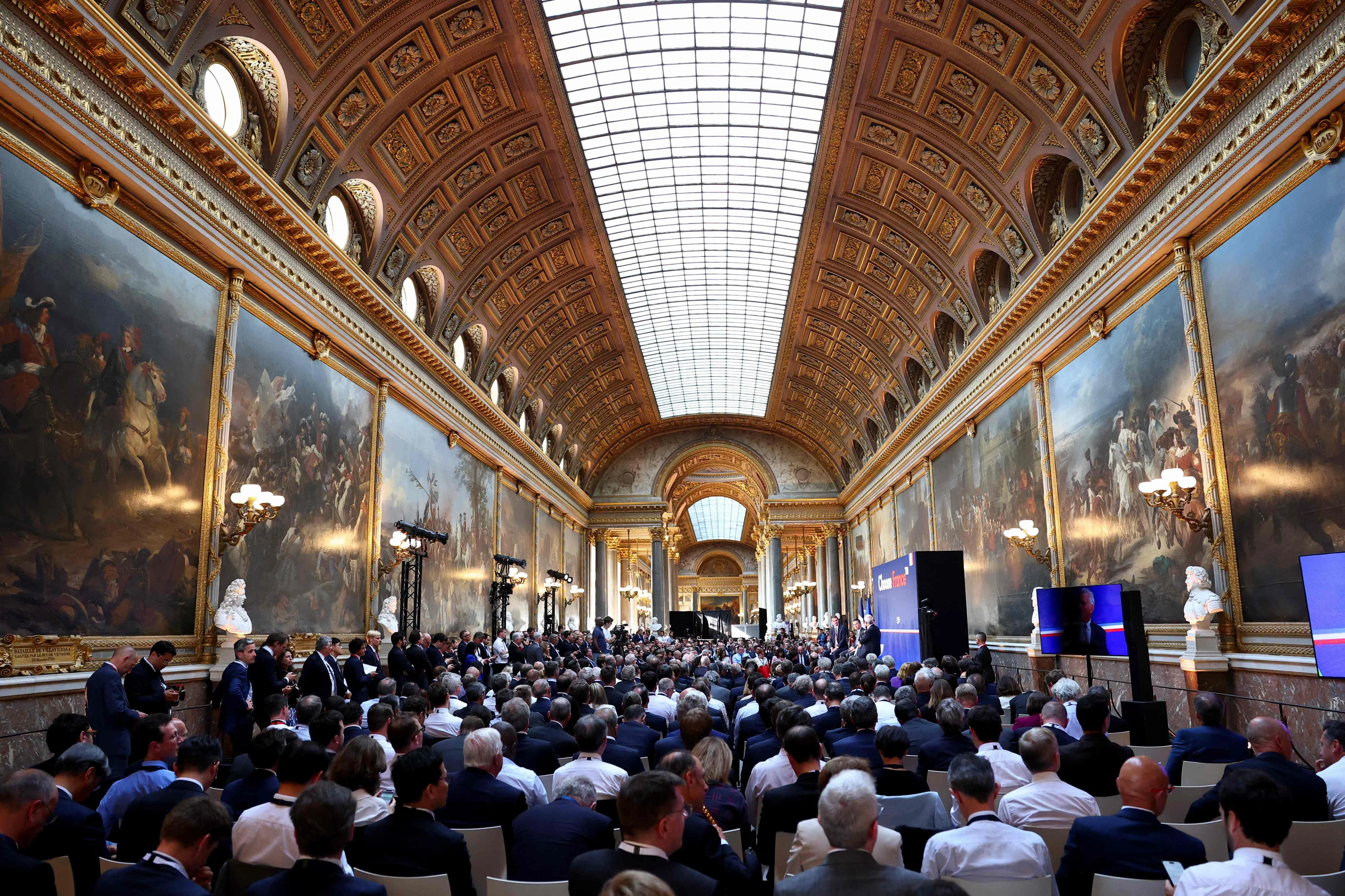 今年的“选择法国”峰会在凡尔赛宫举行，邀请200多名国际企业负责人参会，共达成约50个意向投资项目，涵盖AI、交通运输、绿色能源等行业。（法新社）