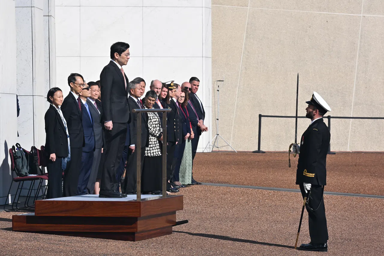 黄循财总理星期三上午抵达澳大利亚坎贝拉国会大厦，现场鸣放19响礼炮迎接他到场，黄总理接着检阅仪仗队。黄总理10月6日至11日赴澳洲和新西兰进行任内首次访问。（海峡时报）