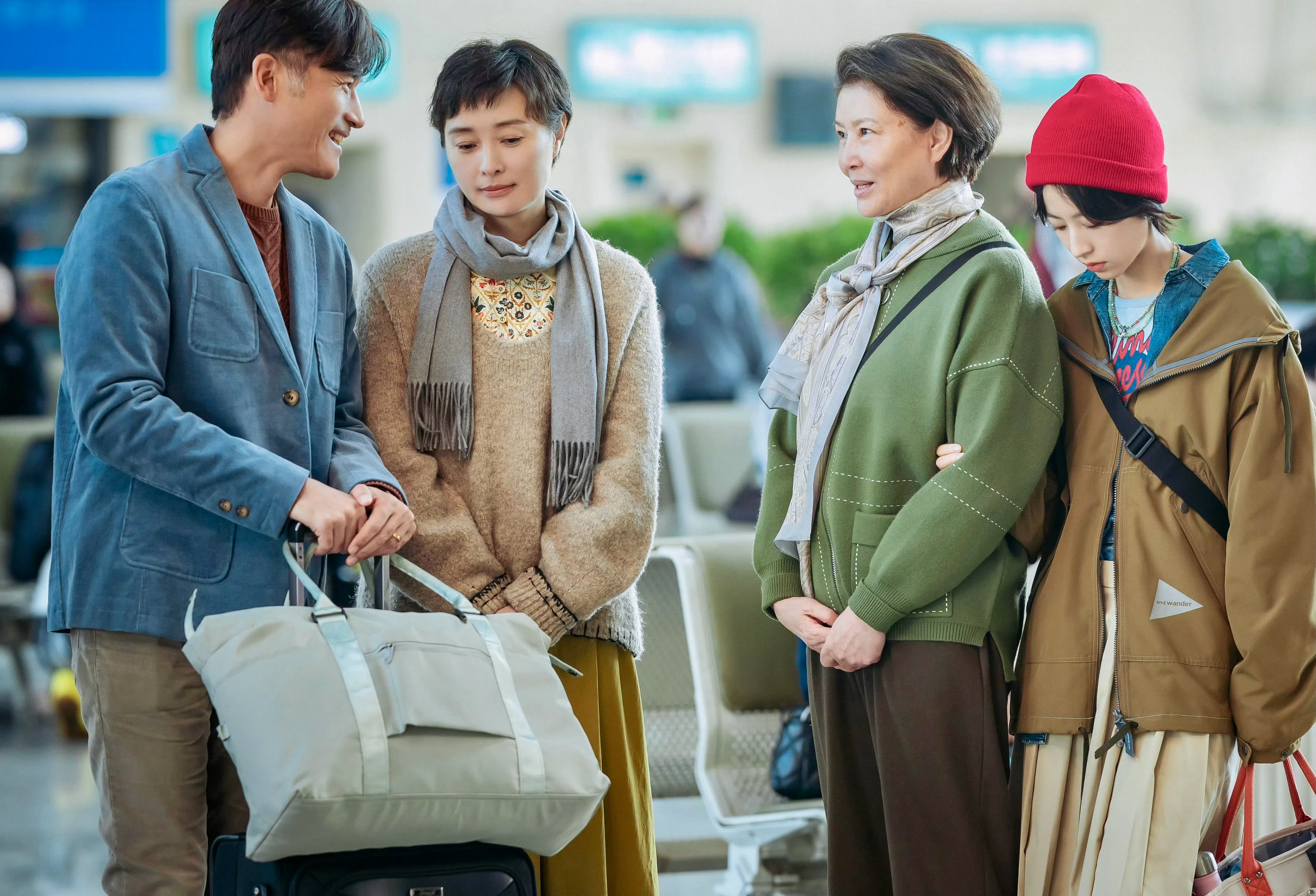 吴母（左二）一心想照顾高龄怀孕的女儿，却被“嫌弃”，最后落寞主动独自回家。左起为剧耿乐和吴越饰演的二婚夫妻、周雨彤饰演的顾云苏。（取自剧集微博）