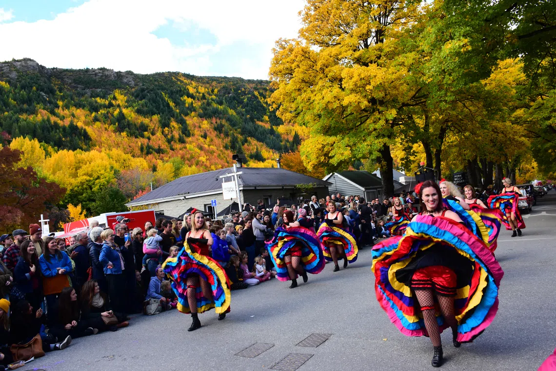 青少年在秋季庆典上载歌载舞。（李选楼摄）
