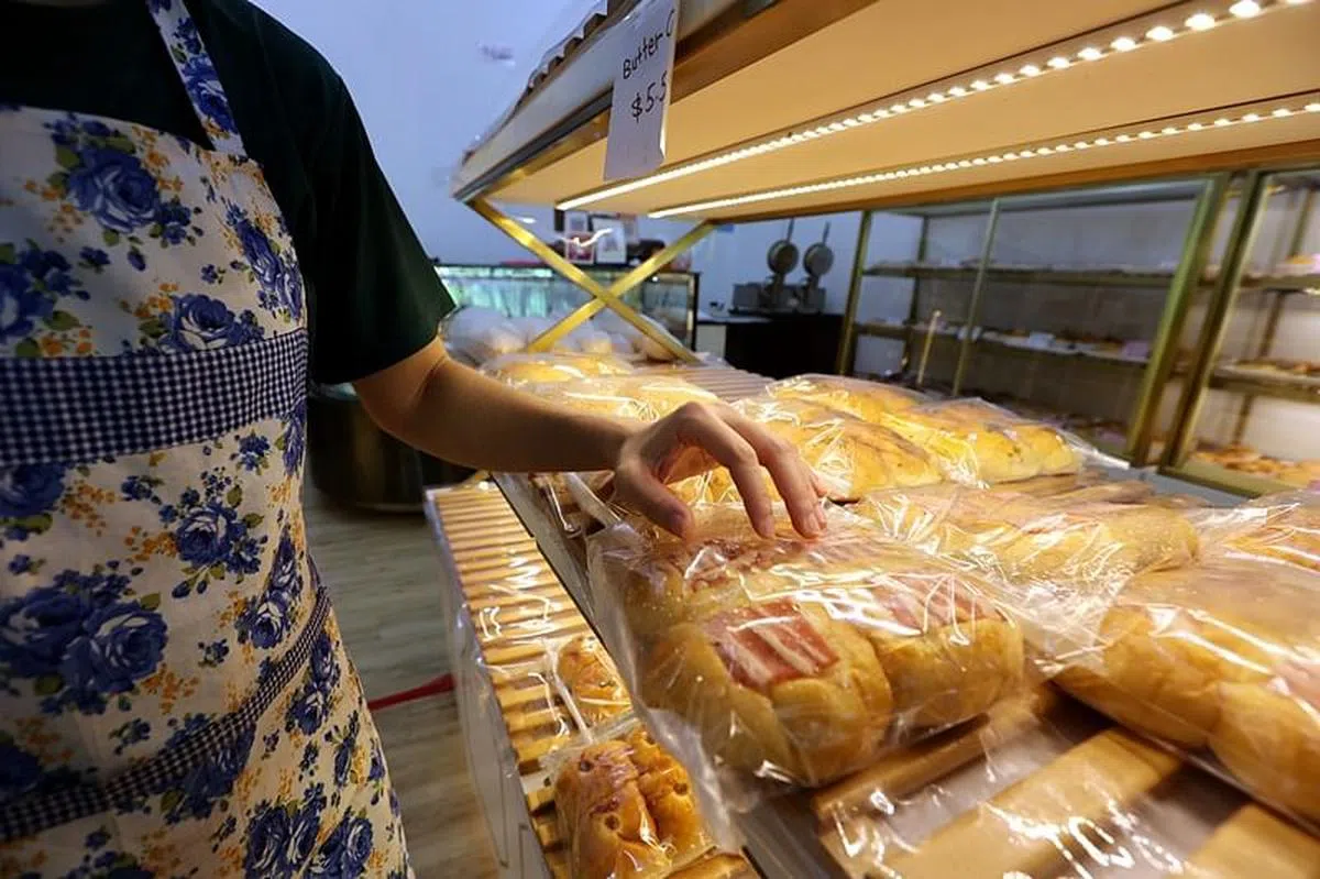 店员眼睁睁看着猴子抢走店里的面包。