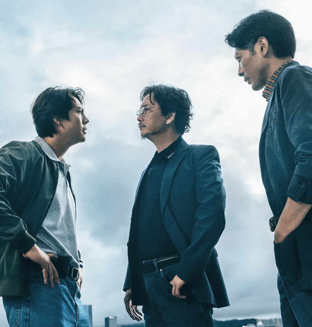 陈伟霆（左起）饰演的杨光耀穿越到2018年，与当年的上司叶诚（谢君豪饰）以及下属刘伟滔（陆骏光饰）相认。（腾讯视频提供）