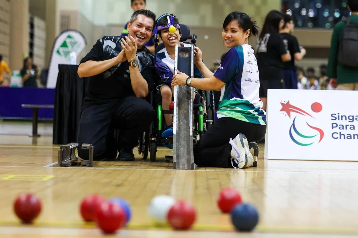 13岁的莱恩（中）是一名硬地滚球运动员，他的父亲詹德鲁·维辛达斯（左）说，预计会为儿子申请加入“新一代残障体育人才计划”。（林明顺摄）