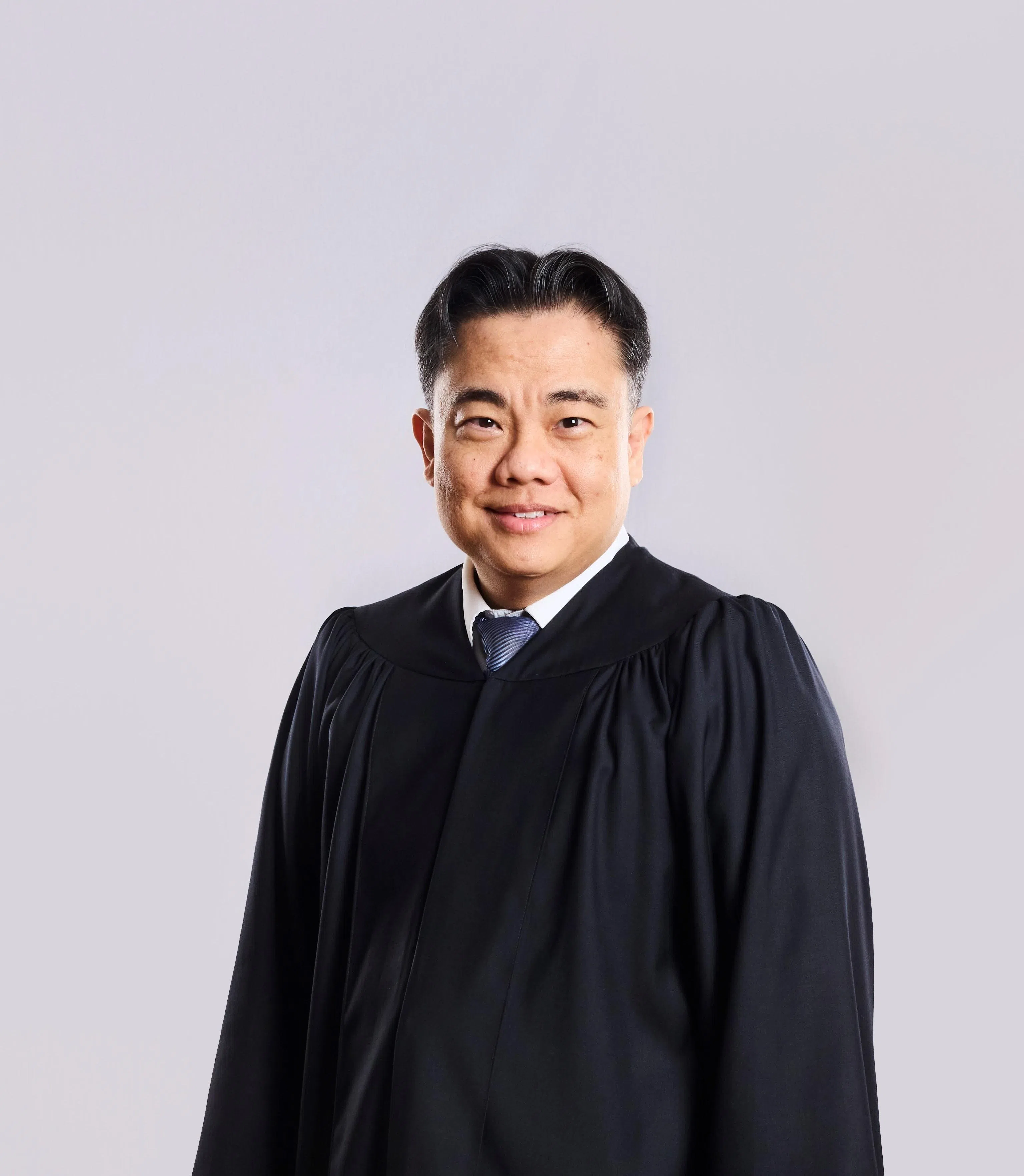 受委为高庭法官的陈炳维曾在多个公共机构服务，包括总检察署、新加坡竞争与消费者委员会、新加坡金融管理局等。（新加坡法院提供）