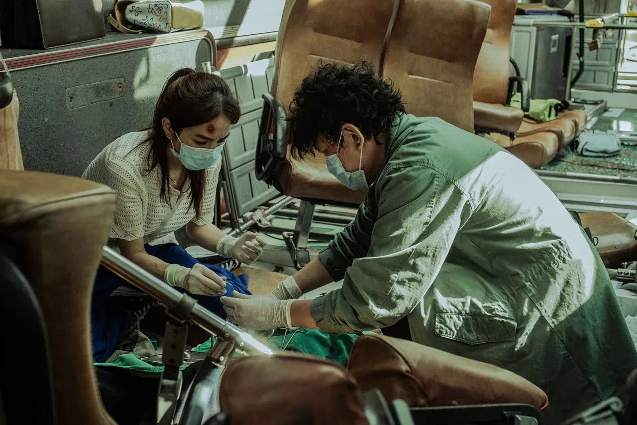 Ella和王识贤在车祸现场为伤者动手术。（互联网）