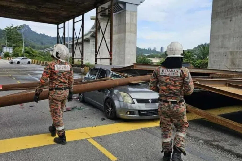 马国铁路工地钢架倒塌砸车 无人受伤