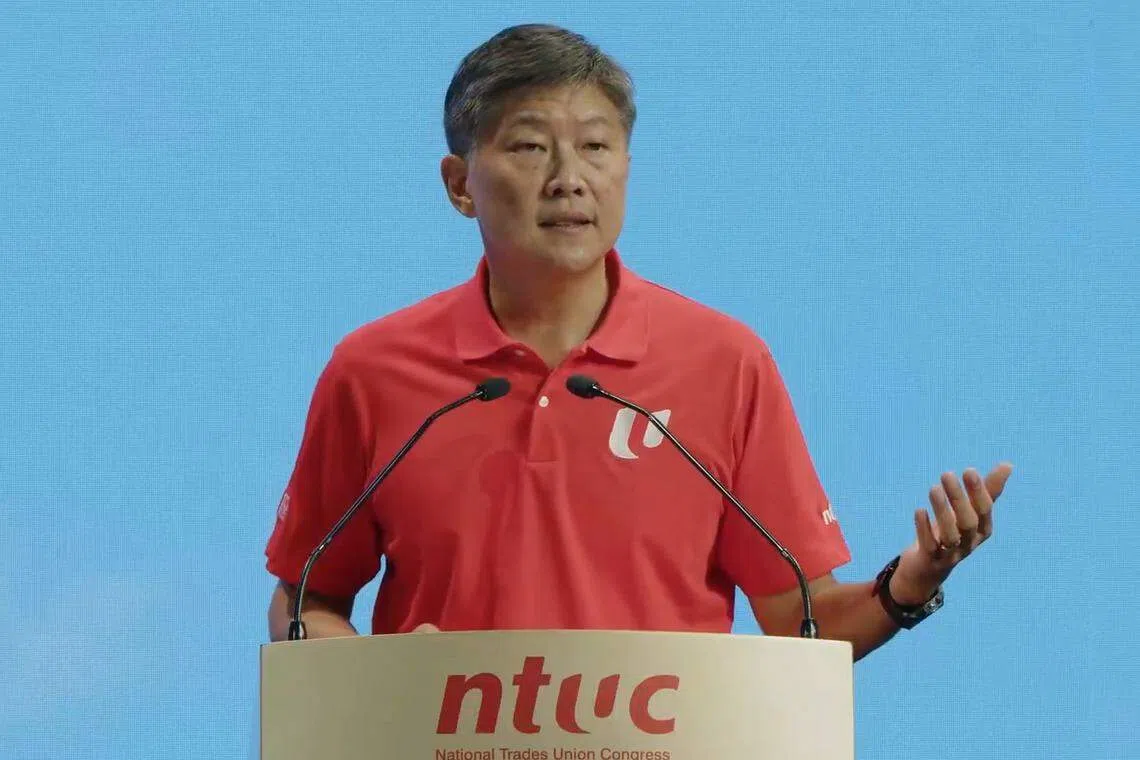 全国职工总会秘书长黄志明星期一（5月1日）在职总劳动节集会上发表演说。（职总脸书直播视频截图）