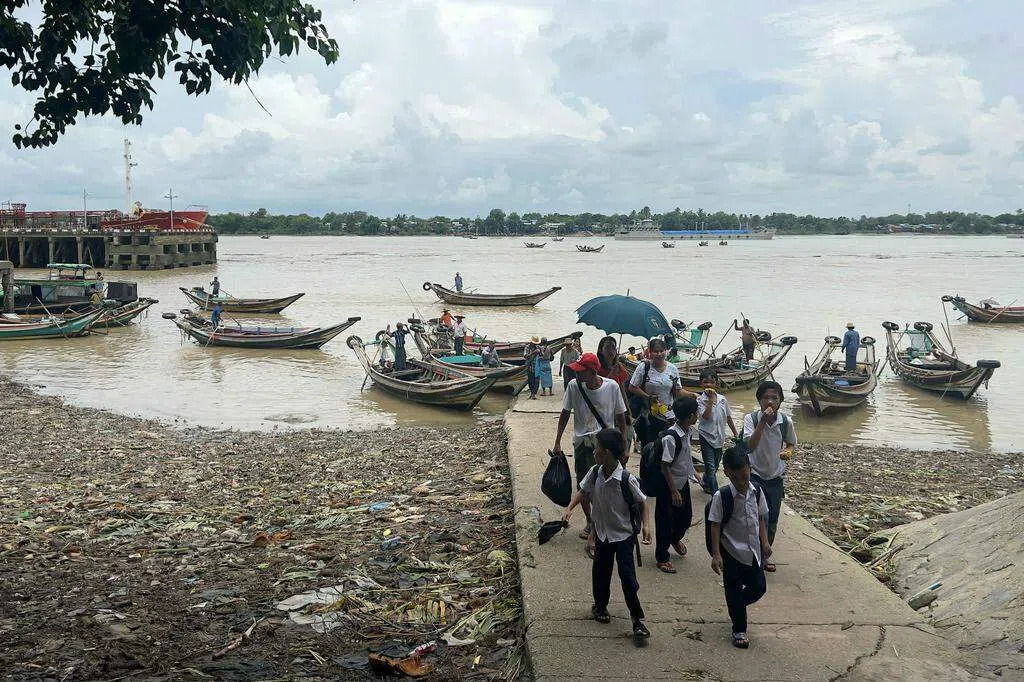 缅甸仰光渡轮翻覆 八人失踪