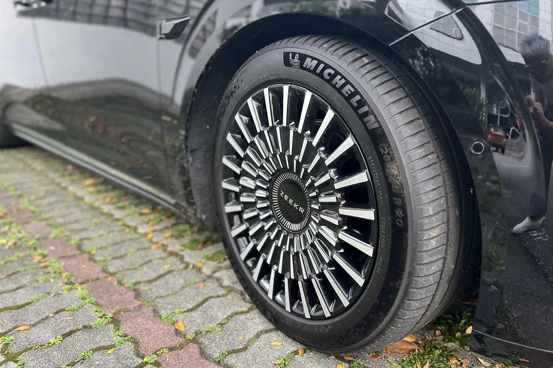 Zeekr 009搭载双电机全轮驱动系统，虽然车身庞大，却能轻松带来凌厉加速与驾驶自信。（吴庆康摄）