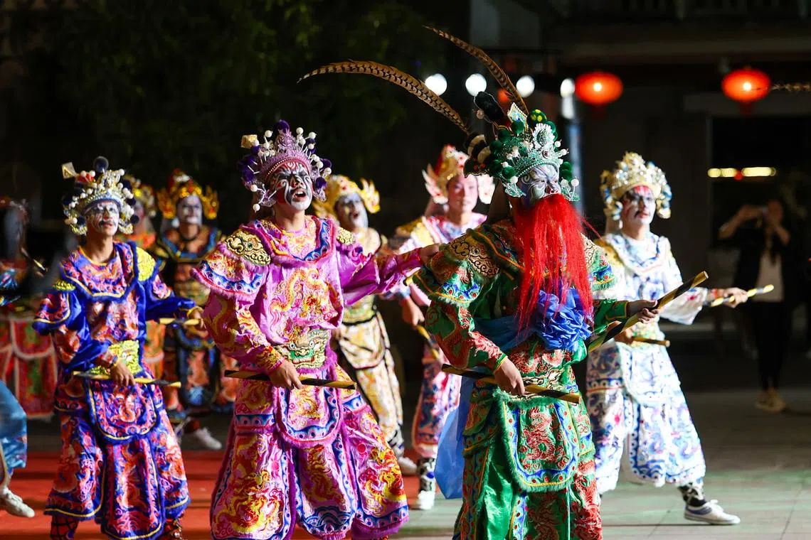 铿锵炫目的英哥舞惟妙惟肖地讲述梁山好汉的肝胆相照。（林明顺摄）