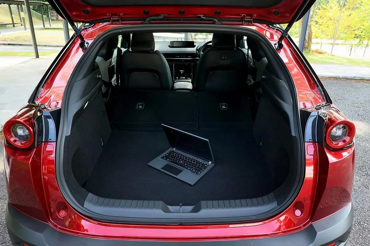 若把后排座椅椅背折下，行李厢空间可升至1155公升。（龙国雄摄）