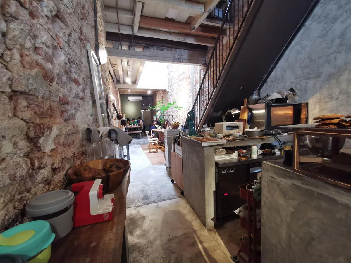 Ome by Spacebar Coffee刻意保留战前店屋的原始红砖墙。（陈爱薇／图）