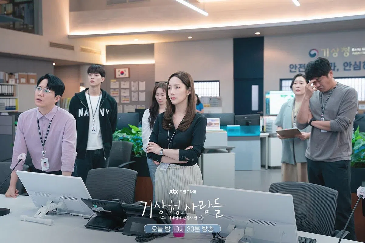 《气》以气象厅为背景，讲述在该单位上班的人们的职场和爱情故事。（图/面簿）