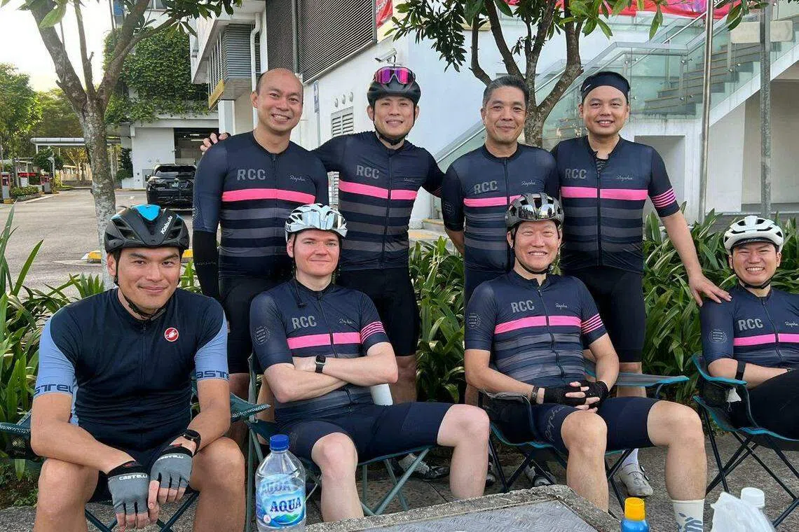 陈英杰（后排右二）发起募捐活动，与脚踏车骑行伙伴环岛骑行500公里，呼吁公众踊跃捐款，帮助更多癌症患者接受治疗。（受访者提供）