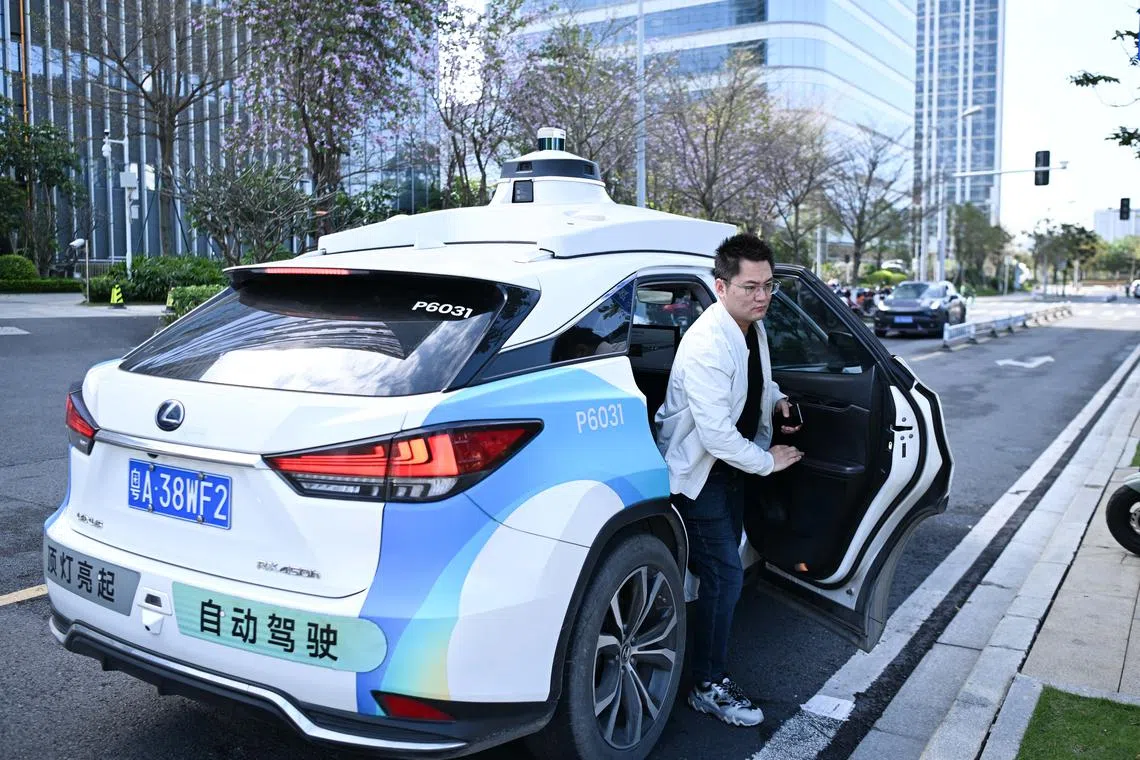 2025年3月11日，在广州南沙区，搭乘小马智行自动驾驶无人商业化出租车的乘客到达目的地后下车。 截至今年1月，广州已累计开放1298条智能网联汽车测试道路和10条高快速测试道路。 （新华社）