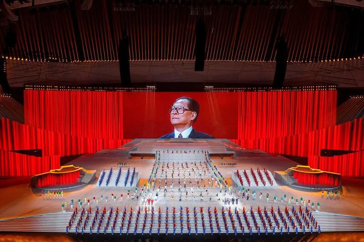 在本周一（28日）的中共百年党庆文艺演出《伟大征程》一项表演中，中共前总书记江泽民的照片被投射在大荧幕上。（路透社）