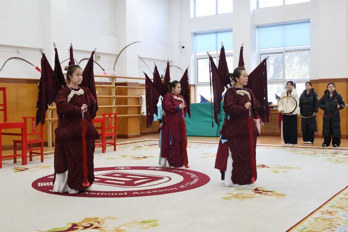 自2017年起，新加坡传统艺术中心定期组织学员赴中国戏曲学院浸濡研修。（新加坡传统艺术中心提供）