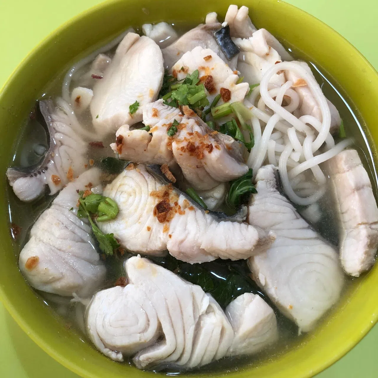 位于厦门街熟食中心的汉记鱼汤，汤头以马鲛鱼熬制，鱼肉新鲜，汤头清甜。（李丽敏摄）